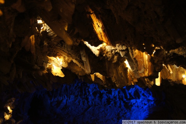 Minas romanas de las Cuevas del Sanabrio, Huete, Cuenca
Cristales de espejuelo (Lapis Specularis) en el techo iluminado de las minas romanas de las Cuevas del Sanabrio
