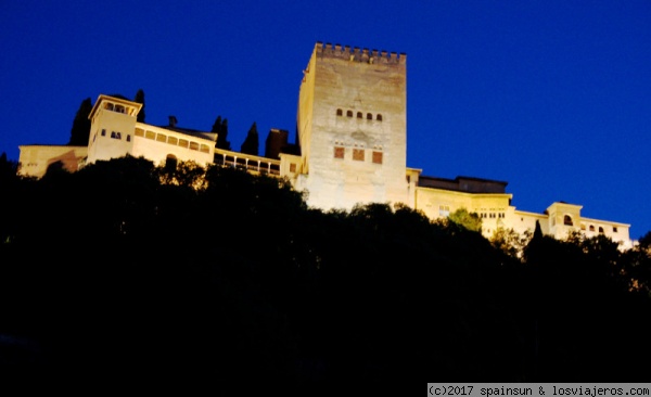 Alhambra de Granada, al anochecer
La Alhambra iluminada de noche, vista desde el paseo de los tristes.
