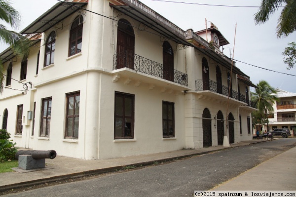 Ayuntamiento de Bocas visto desde el Parque Bolivar - Bocas del Toro
Edificio estilo colonial, con dos cañones a lado y lado, en el corazón de la pequeña ciudad.
