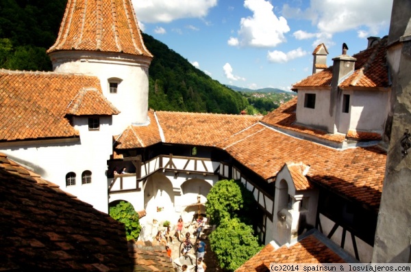 Interior del castillo de Bran - Transilvania
Interior del magníficamente conservado castillo de Bran, conocido como el castillo del Conde Dracula, aunque no existen vinculos conocidos entre el lugar y el personaje histórico. Es otra de las visitas obligadas de Rumania.
