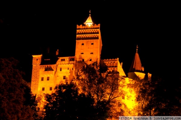 Castillo del Conde Dracula - Bran (de nocheeeeeee...)
El falso castillo del conde Dracula de nocheeeeeeeeeeeeeeee.... ¿Da miedo? La ciudad de Bran esta orientada hacia el castillo y el famoso personaje literario.
