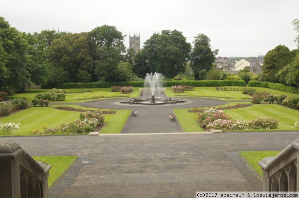 Jardín frontal del Castillo de Kilkenny
Jardín frontal del Castillo de Kilkenny
