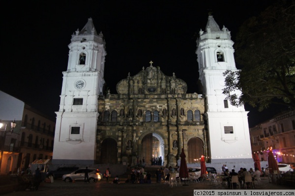 Vista de la fachada de la Catedral - Ciudad de Panamá
Vista nocturna de la fachada iluminada de la Catedral de la Ciudad de Panamá.
