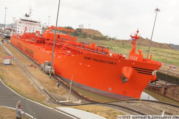 Barco entrando en el Canal de Panamá
Barco cargado con químicos, entrando en las esclusas de Miraflores desde el Pacífico. En este caso es tirado por 4 locomotoras y el ancho de este barco es al máximo permitido, medio metro menor que el ancho del canal 33,5.
