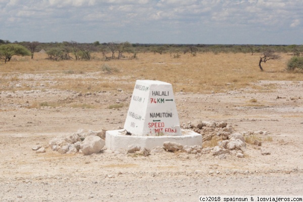 Mojón de punto kilométrico en Etosha, cerca de Namutoni
Mojones que señalizan charcas y caminos en Etosha.
