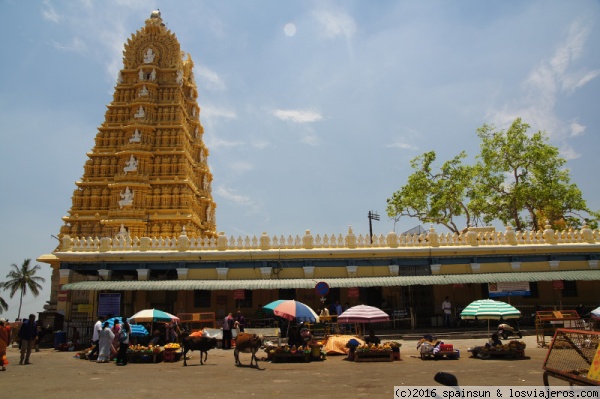 Templo de Chamundi - Mysore
En lo alto de una montaña que se alza sobre Mysore nos encontramos este venerado templo.
