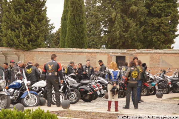 Moteros en La Mota - Medina del Campo - Valladolid
Motero, no vienen del nombre del castillo, sino de las maquinas infernales que llevan entre sus piernas. No seáis mal pensados, también llamadas motos.
