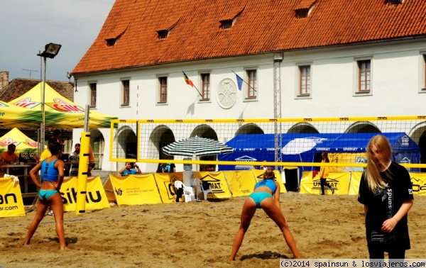 Voley playa en Sibiu - Transilvania
¿Quien dijo que en Sibiu no hay playa? Pues acertó. Esto es una demostración de voley playa en la Piata Mica.
