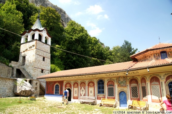 Monasterio Preobrazhénski - cerca de Veliko Tarnovo
Preobrazhénski es uno de los monasterios mas famosos de Bulgaria, destaca por sus pinturas. Destruido varias veces por los turcos y vuelto a reconstruir. Seata a unos pocos kilometros de Veliko Tarnovo, colgado de unos riscos.
