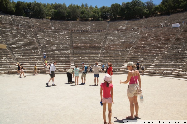 Teatro de Epidauro, Argolida, Peloponeso
El Teatro de Epidauro seria el modelo de todos los futuros teatros clásicos. Si dejas caer una moneda en el centro, se oye en todo el hemiciclo.
