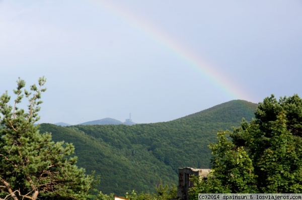 Arco iris y el Monumento Buzludzha - visto desde el paso de Shipka
El monumento Buzludzha es un monumento de la era comunista de Bulgaria. Su forma es de platillo volante, de 42 metros de diámetro y 14 metros de altura en la cúpula. Esta repleto de pinturas y mosaicos, pero se encuentra en estado de abandono.
