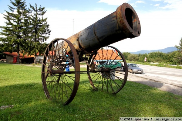 Cañon de la batalla del paso de Shipka
Un cañón de la batalla entre las fuerzas tucas y bulgaro-rusas en el paso de Shipka. Es realmente enorme. No acabe de entender si era otomano o ruso.
