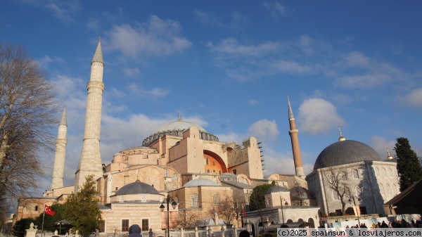 Santa Sofia - Estambul
La catedral de Santa Sofia, hoy convertida en mezquita y uno de los emblemas de Turquía.
