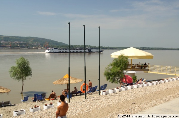 Playa sobre el río Danubio en Zimnicea, Rumanía - Rumania