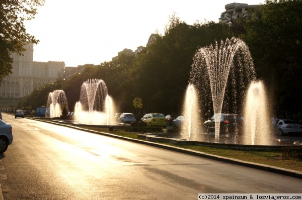 Fuentes en el Bulevardul Unirii - Bucarest
Bucarest posee cientos de bellas fuentes, aunque algunas estan en mal estado de mantenimiento. Estas del Bulevar  Unirii estaban restauradas.
