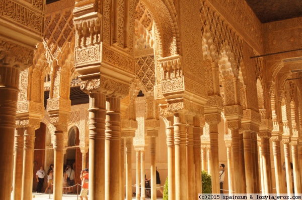 Alhambra de Granada
Pocos lugares tiene la magia del increíble palacio nazarí de la Alhambra, que nos transporta a los cuentos de las mil y una noches.
