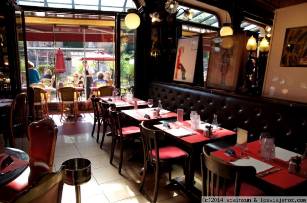 Le Cafe du Palais - Reims - Champaña
Uno de los cafés mas elegantes de Reims, mantiene un ambiente del siglo pasado, un buen lugar para comer y para tomar café. Es regentado por la tercera generación de hosteleros.
