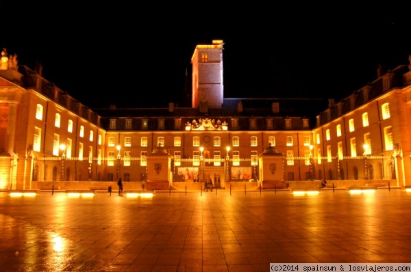 Palacio de los Duques de Borgoña y torre de Felipe el Bueno - Dijon
Palacio de los Duques de Borgoña y torre de Felipe el Bueno iluminados durante la noche. La plaza de la Liberatión es el corazon de Dijon.

