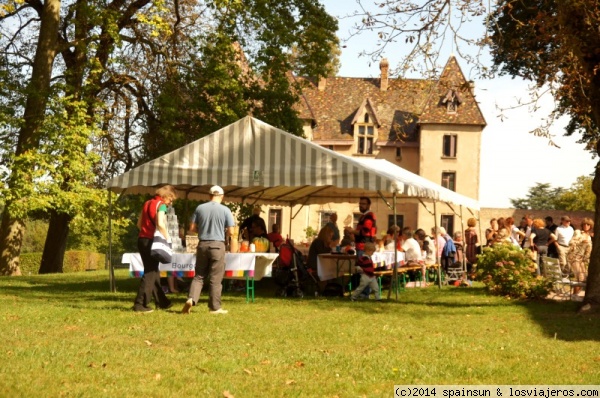 Fantastico Picnic - Fiesta de la Gastronomia- Borgoña
Un fantastico Picnic es una evento que se realiza en Borgoña, enmarcado en los eventos de la Fiesta de la Gastronomia que se celebra el primer fin de semana de otoño en toda Francia. En este caso estamos en los jardines del Château de Couchese.
