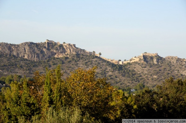 Castillo de Xativa o Játiva - Valencia
Vista del Castillo de Xativa desde el sur. El castillo es un conjunto de varios edificios y murallas que se extienden por la montaña, dominando la ciudad, que a su vez estaba también amurallada.
