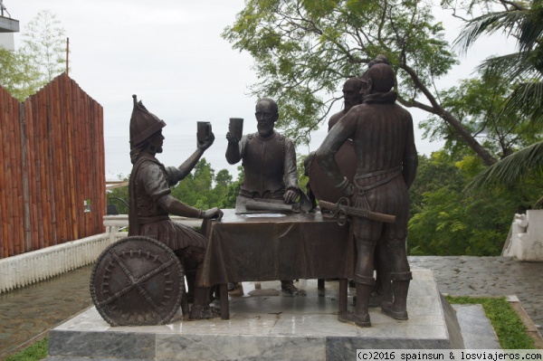 Pacto de Sangre - Bohol
Estatua que representa el pacto entre el explorador y conquistador español Legazpi y los nativos filipinos.
