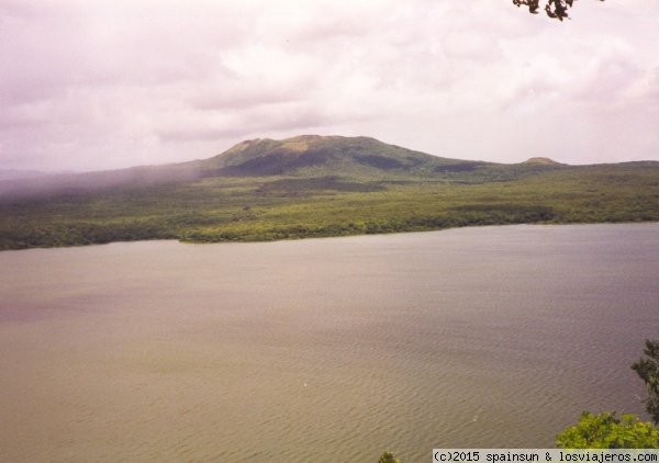 Volcan Masaya visto desde la ciudad
El volcán Masaya visto desde la propia Masaya, con el lago de por medio.
