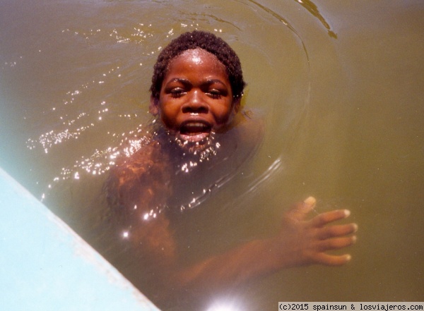 Niño garifuna nadando en el embarcadero de Livingstone - Guatemala
Niño de la etnia garífuna nadando junto a la lancha en el puerto de Livingstone (Caribe de Guatemala)
