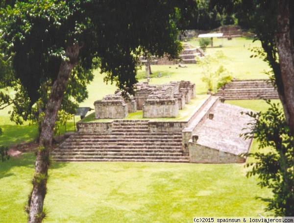 Pirámide - Copán - Honduras
Pirámide maya en el sitio arqueológico de Copán.
