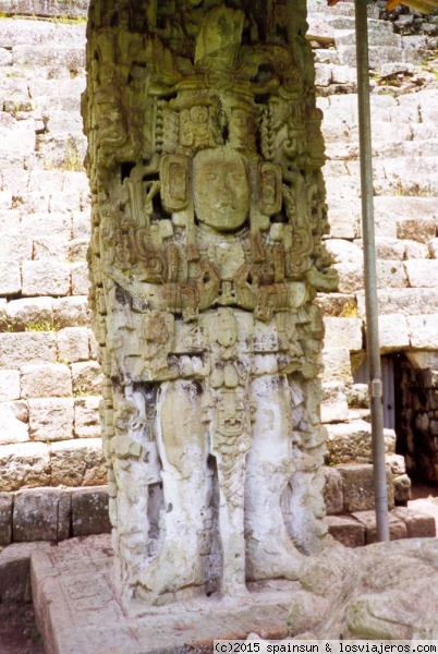 Estela en Copán
Estela maya en el sitio arqueológico de Copán.
