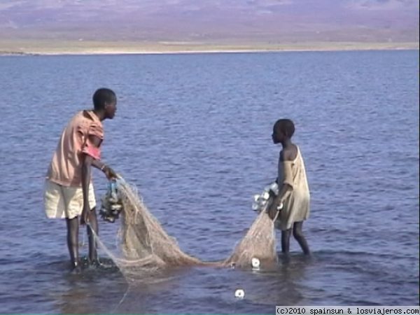 Pescando con red en el lago Turkana
Padre e Hijo pescando en el lago Turkana
