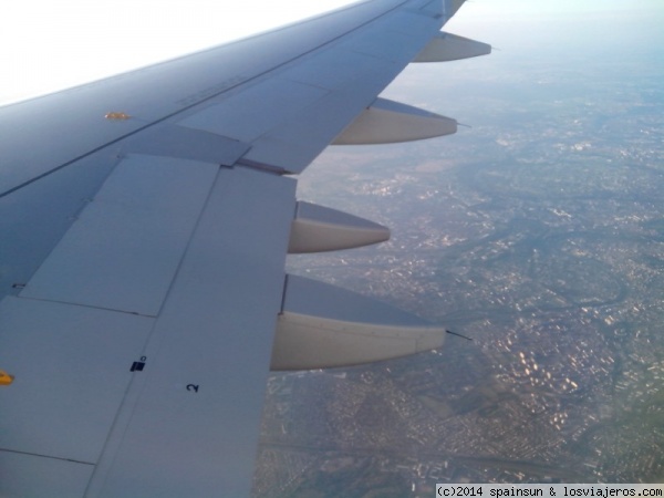 Sobrevolando Paris
Sobrevolando las afueras de Paris, camino del aeropuerto Charles de Gaulle.
