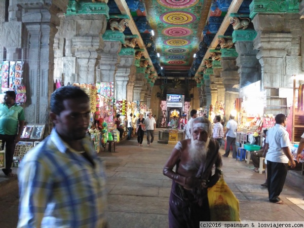Interior del Templo  Meenakshi Amman - Madurai
En el interior del templo encuentras peregrinos, elefantes y personajes sorprendentes.
