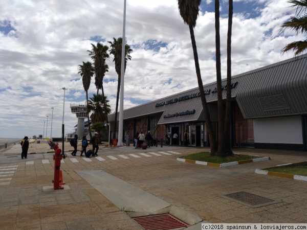 Última vista del Aeropuerto de Windhoek
Caminando por la pista hacia el avión.
