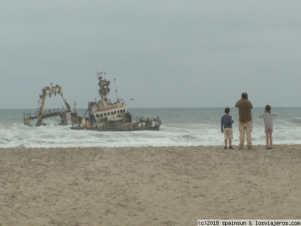 Observando el Naufragio del Zeila en la Costa de los Esqueletos
Nosotros observando el casco del barco Zeila naufragado en la Costa de los Esqueletos y hoy colonizado, por algas, peces y pájaros.
