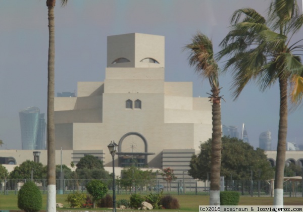 Museo de Arte Islamico - Doha, Qatar
Museo de Arte Islámico en Doha. Las ventanas simulan la apertura de los ojos de un burka.
