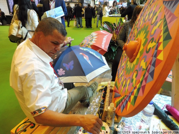 Pintor de Costa Rica
Pintor de artesanía en el stand de Costa Rica: en este caso está pintando un paraguas.

