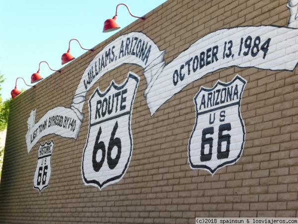 Williams, Arizona, Ruta 66
Cartel de la Ruta 66 en Williams, estación de montaña y puerta hacia el Gran Cañon.
