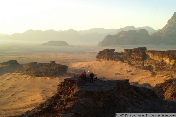 Wadi Rum al amanecer
Amanece en el desierto de Wadi Rum, un momento ideal para la fotografia

