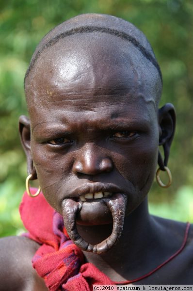 Labios de una Mujer Mursi
Labios extendidos de una mujer mursi. Segun los mursis la mujer vale tanto como el sufrimiento que es capaz de soportar.
