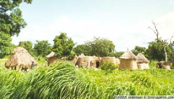Casa tradicional de la tribu Lobi - Gaoua- Pais Lobi
Casa tradicional de la tribu Lobi, con forma defensiva - cerca de Gaoua- Pais Lobi
