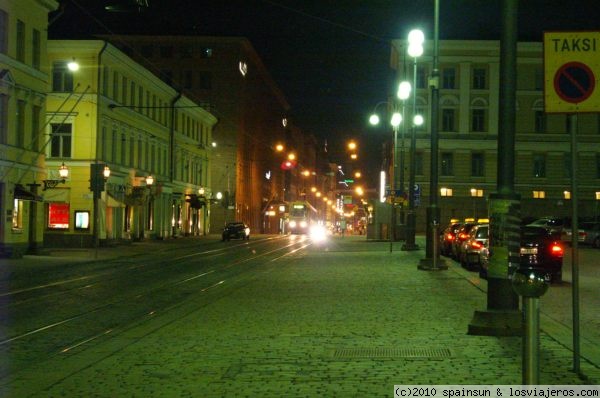 Vista nocturna de una calle de Helsinki
Tranvías, algunos vehículos y transeúntes despistados son los pocos signos de vida de las calles de Helsinki, después de la desaparición del sol.
