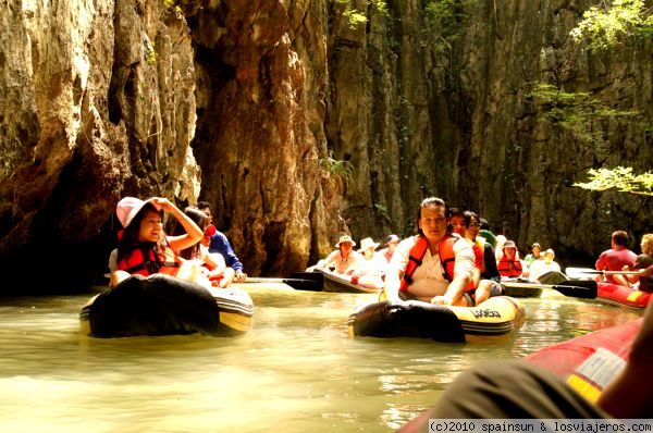 En piragua por las cuevas de Phuket
Navegando en piragua por las cuevas del Parque Nacional de Phang Nga. Un agradable paseo entre las rocas.
