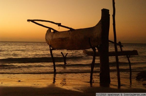 Atardecer en la playa de Ifati - Toliara
Al norte de Tulear, Toliara, hay bonitas playas con vistas al canal de Mozambique. En la imagen una canoa de pescadores junto a la playa al atardecer.
