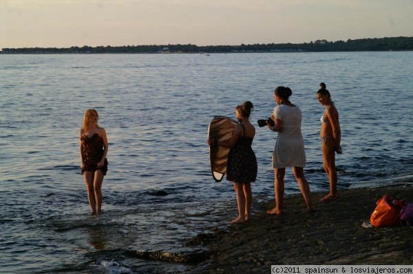 Modelos posando al atardecer - Porec
Unas modelos croatas, haciéndose fotos al atardecer en la playa de Porec.
