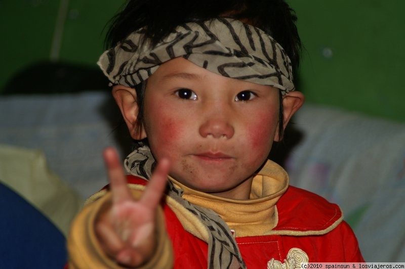 Foro de Tibet: Niña tibetana y V  de la Victoria