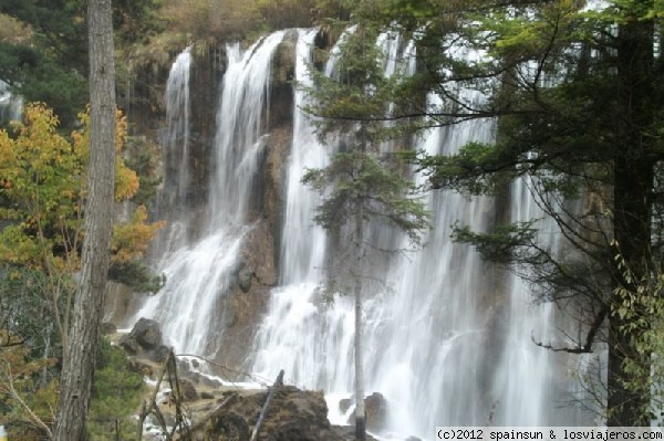Cascada en el Parque de Jiuzhaigou
Cascada en el Parque de Jiuzhaigou, quizas la más famosa de China

