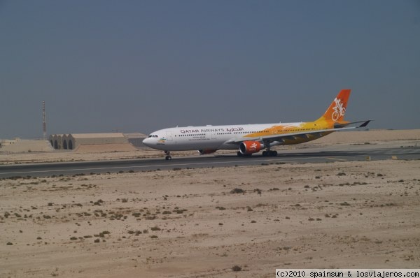 Avión aterrizando en Doha
Avion de Qatar, tomando tierra en las pistas de aterrizaje del aeropuerto de Doha. Lo que se ve al fondo a la izquierda son silos para aviones de guerra.
