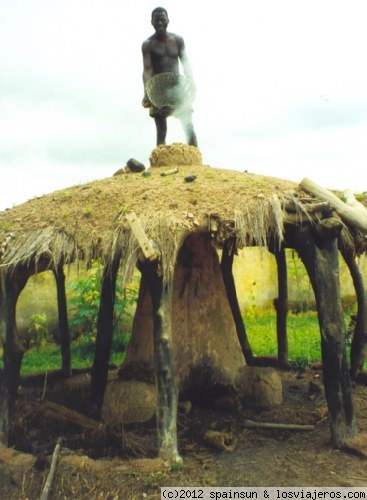 Artesano en una fragua - Pais Senufo
Artesano trabajando en una fragua de metal en el país senufo. Muchas de las artesanías de este país proceden de esta zona. Los senufos son hábiles tanto en la escultura de la madera, como en las estupendas figuras de bronce.
