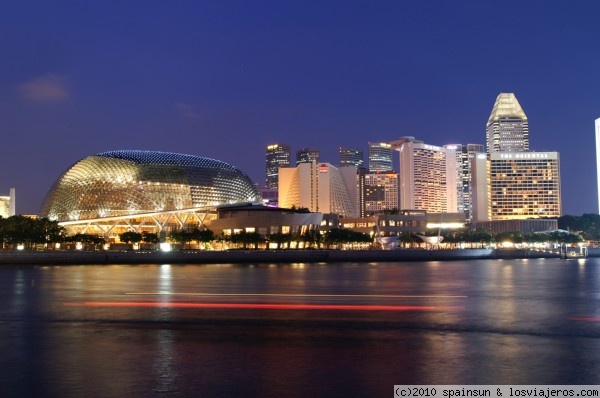 Vista de la bahia de Singapur de noche
En el primer plano el centro cultural Theaters on the Bay, en segundo plano, la zona comercial de Raffles City. Singapur es una ciudad muy agradable y segura para pasear de noche.
