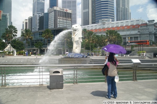 Merlion - Bahía de Singapur
El Merlion es la cabeza de un león que sale del cuerpo de un pez. Símbolo por excelencia de Singapur. un león que emerge del mar. Esta escultura y fuente miran hacia la bahía de Singapur y controla su puerto y es un lugar de visita y foto obligada para el turista.
